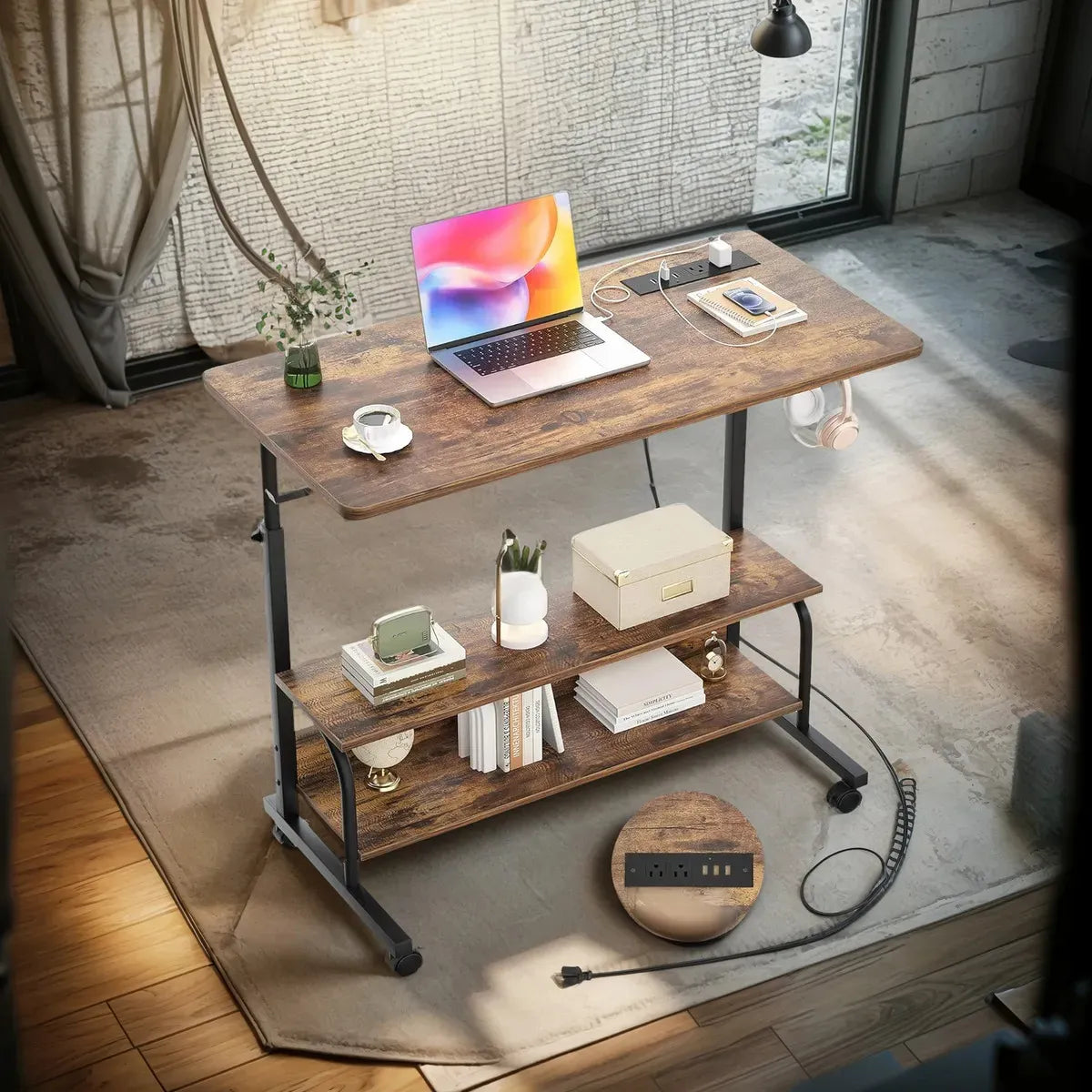 Escritorio Ajustable 2 Estantes + Estación De Carga Ruedas